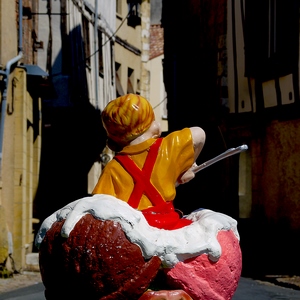 Dos d'un cornet de glace surmonté d'un enfant devant des façades de maisons colorées - France  - collection de photos clin d'oeil, catégorie rues